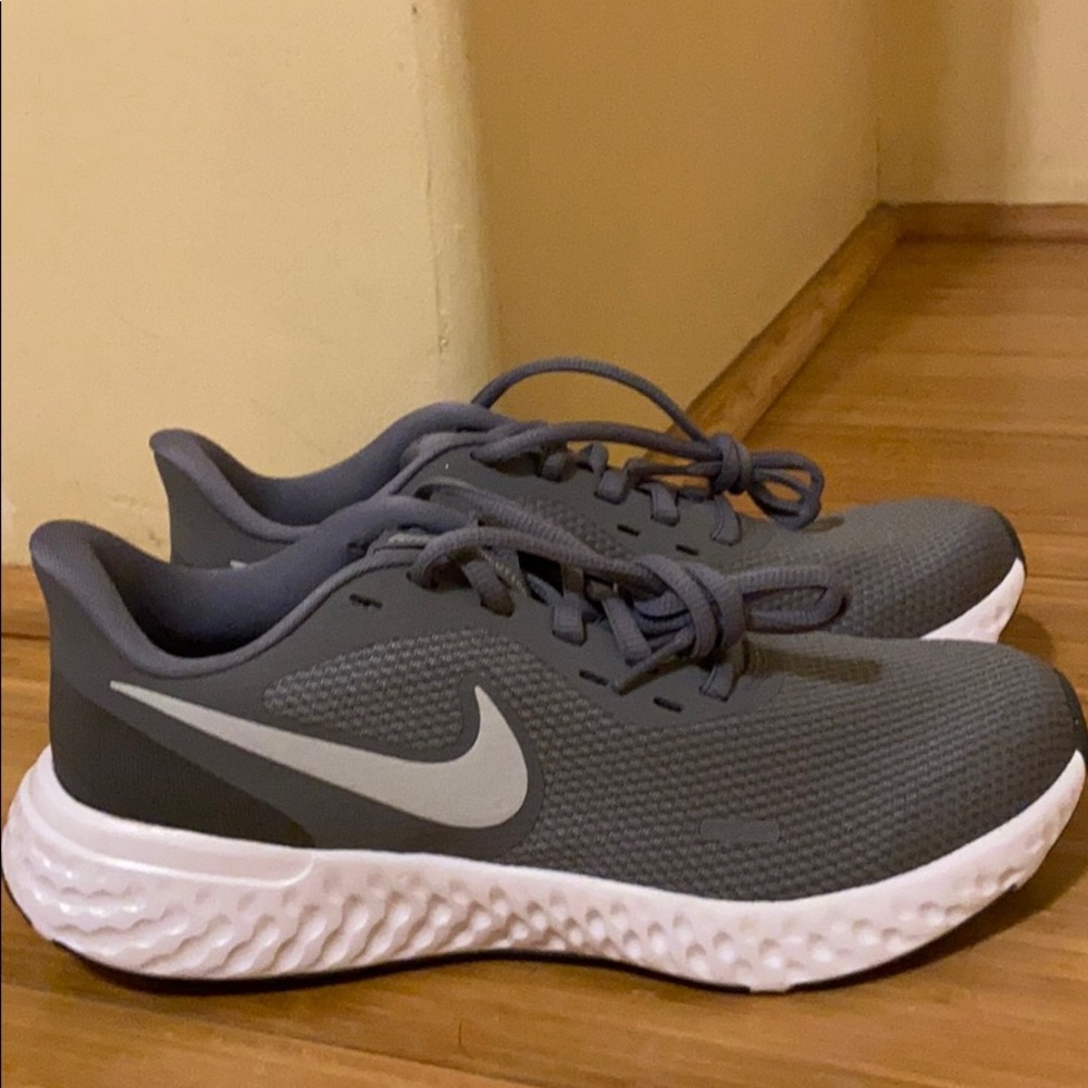 Women’s Nike Revolution Sneakers (Size 8)